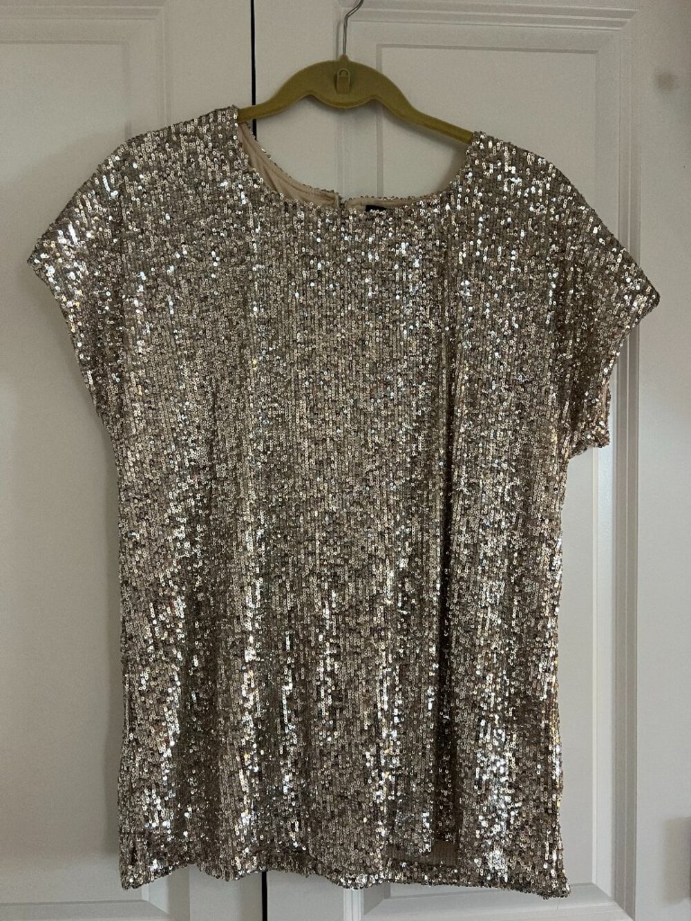 Cable & Gauge Gold Sequin Short Sleeve Party Top